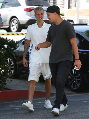28.04 | Justin Bieber é visto pelas ruas de Beverly Hills, CA