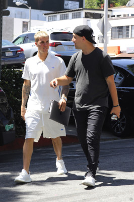 28.04 | Justin Bieber é visto pelas ruas de Beverly Hills, CA