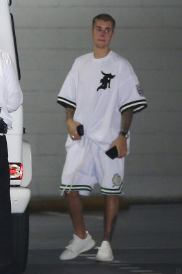 28.04 | Justin Bieber é visto pelas ruas de Beverly Hills, CA
