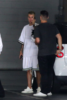 28.04 | Justin Bieber é visto pelas ruas de Beverly Hills, CA