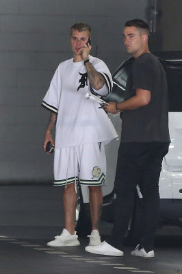 28.04 | Justin Bieber é visto pelas ruas de Beverly Hills, CA