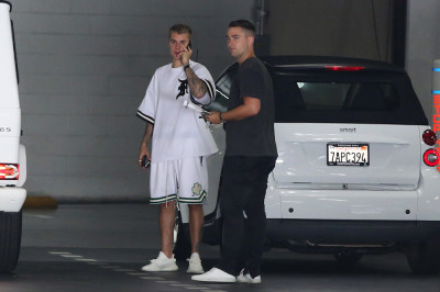 28.04 | Justin Bieber é visto pelas ruas de Beverly Hills, CA
