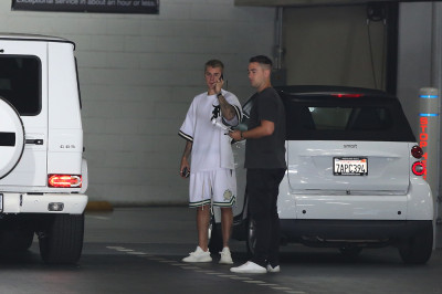 28.04 | Justin Bieber é visto pelas ruas de Beverly Hills, CA