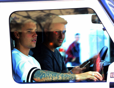 28.04 | Justin Bieber é visto pelas ruas de Beverly Hills, CA