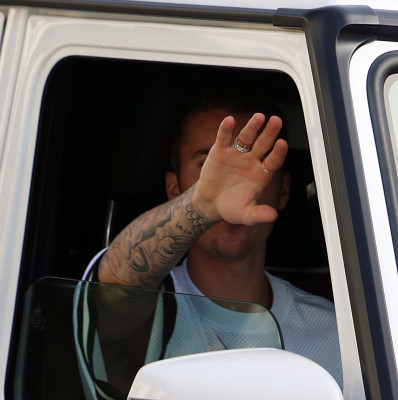 28.04 | Justin Bieber é visto pelas ruas de Beverly Hills, CA