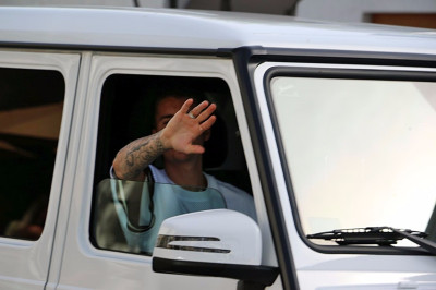 28.04 | Justin Bieber é visto pelas ruas de Beverly Hills, CA