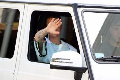 28.04 | Justin Bieber é visto pelas ruas de Beverly Hills, CA