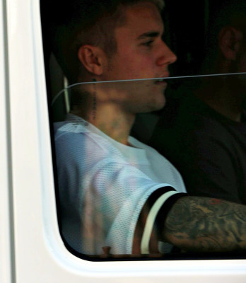 28.04 | Justin Bieber é visto pelas ruas de Beverly Hills, CA
