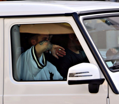 28.04 | Justin Bieber é visto pelas ruas de Beverly Hills, CA