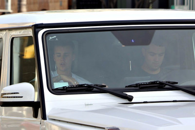 28.04 | Justin Bieber é visto pelas ruas de Beverly Hills, CA