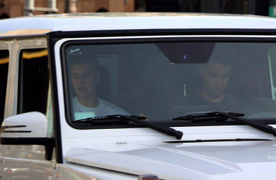 28.04 | Justin Bieber é visto pelas ruas de Beverly Hills, CA