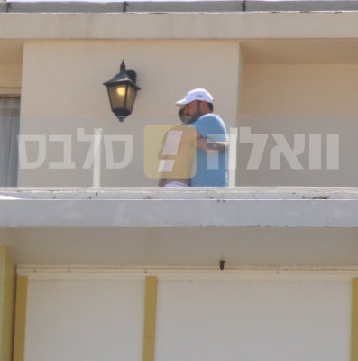 05.03 | Justin Bieber é fotografado em seu hotel em Tel Aviv, Israel