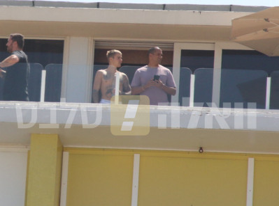 05.03 | Justin Bieber é fotografado em seu hotel em Tel Aviv, Israel
