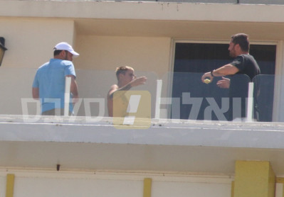 05.03 | Justin Bieber é fotografado em seu hotel em Tel Aviv, Israel