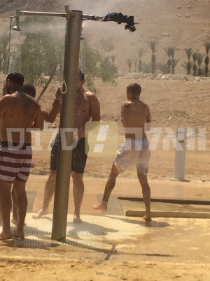 05.03 | Justin Bieber é fotografado no Mar Morto em Israel