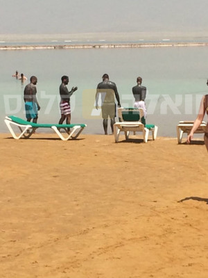 05.03 | Justin Bieber é fotografado no Mar Morto em Israel
