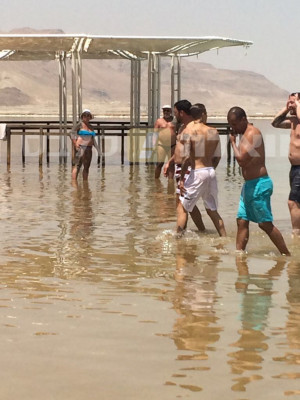 05.03 | Justin Bieber é fotografado no Mar Morto em Israel