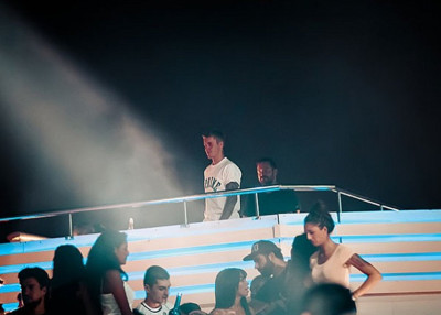 05.07 | Justin Bieber é fotografado em uma boate em Dubai, UAE