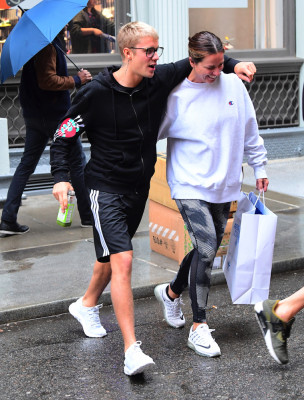 22.05 | Justin Bieber na loja Nike Factory Store em Nova Iorque