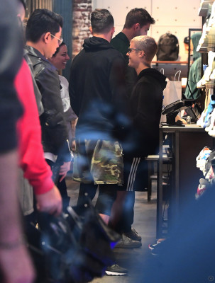 22.05 | Justin Bieber na loja Nike Factory Store em Nova Iorque