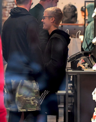 22.05 | Justin Bieber na loja Nike Factory Store em Nova Iorque