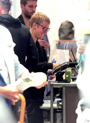 22.05 | Justin Bieber na loja Nike Factory Store em Nova Iorque