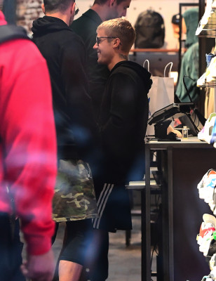 22.05 | Justin Bieber na loja Nike Factory Store em Nova Iorque