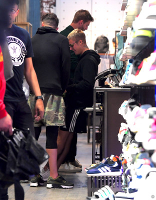 22.05 | Justin Bieber na loja Nike Factory Store em Nova Iorque