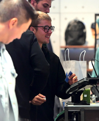 22.05 | Justin Bieber na loja Nike Factory Store em Nova Iorque