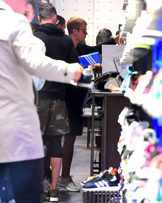 22.05 | Justin Bieber na loja Nike Factory Store em Nova Iorque