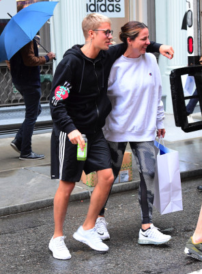 22.05 | Justin Bieber na loja Nike Factory Store em Nova Iorque