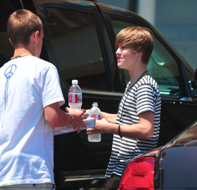 19.07 | Justin Bieber saindo para lanchar com amigos