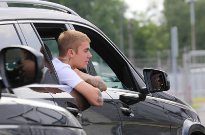 06.04 | Justin Bieber com fãs em Düsseldorf, Alemanha