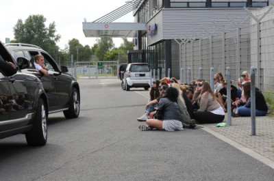 06.04 | Justin Bieber com fãs em Düsseldorf, Alemanha