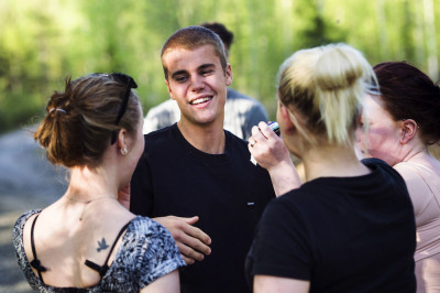 06.08 | Justin Bieber é fotografado em Luleå, Suécia