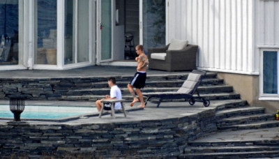 06.09 | Justin Bieber é fotografado em Estocolmo, Suécia