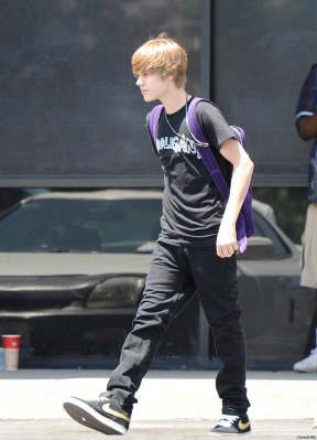 22.07 | Justin Bieber indo à um mercado em Boston com amigos