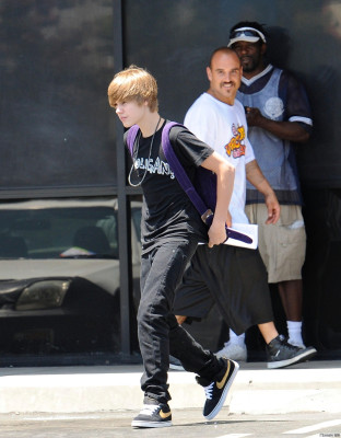 22.07 | Justin Bieber indo à um mercado em Boston com amigos