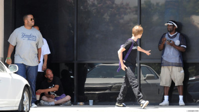22.07 | Justin Bieber indo à um mercado em Boston com amigos