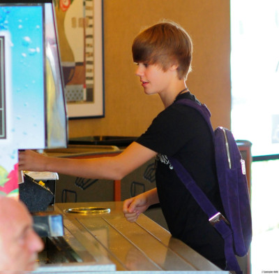 22.07 | Justin Bieber indo à um mercado em Boston com amigos