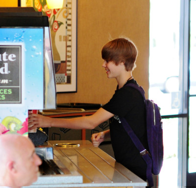 22.07 | Justin Bieber indo à um mercado em Boston com amigos