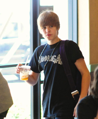 22.07 | Justin Bieber indo à um mercado em Boston com amigos