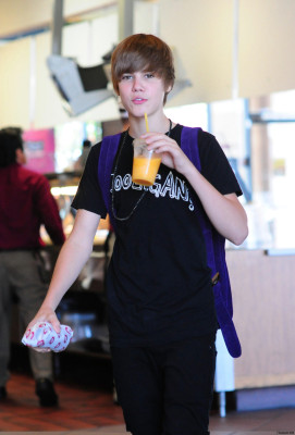 22.07 | Justin Bieber indo à um mercado em Boston com amigos