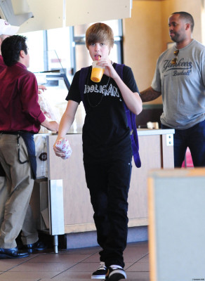 22.07 | Justin Bieber indo à um mercado em Boston com amigos