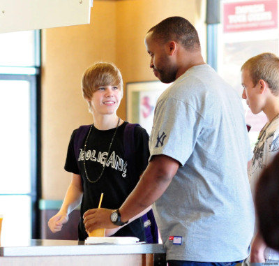 22.07 | Justin Bieber indo à um mercado em Boston com amigos