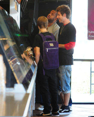 22.07 | Justin Bieber indo à um mercado em Boston com amigos