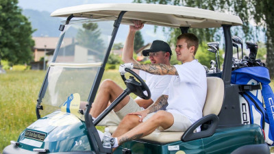 06.12 | Justin Bieber é visto jogando golfe na Suíça