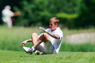 06.12 | Justin Bieber é visto jogando golfe na Suíça