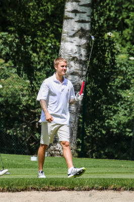 06.12 | Justin Bieber é visto jogando golfe na Suíça