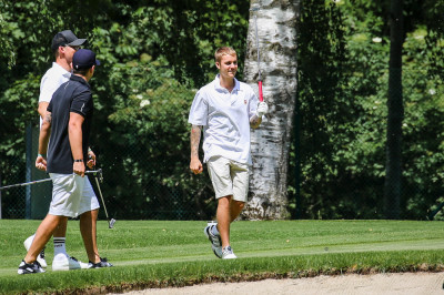 06.12 | Justin Bieber é visto jogando golfe na Suíça